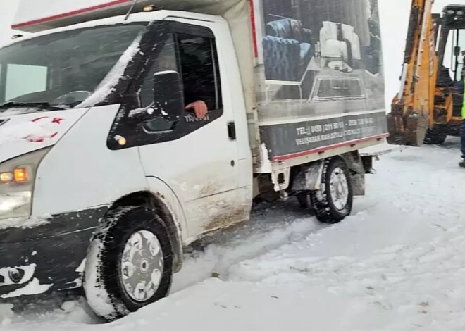 Bayburt’ta Kar ve Tipi, Yolda Mahsur Kalan Kamyoneti Kurtardı